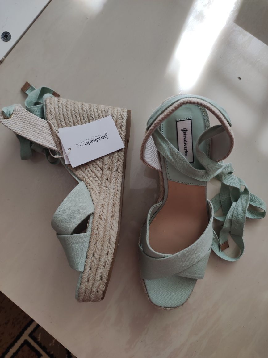 Новые босоножки на танкетке Stradivarius, размер 40-41