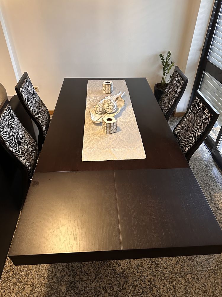 Mesa de sala de jantar extensível c/4 cadeiras