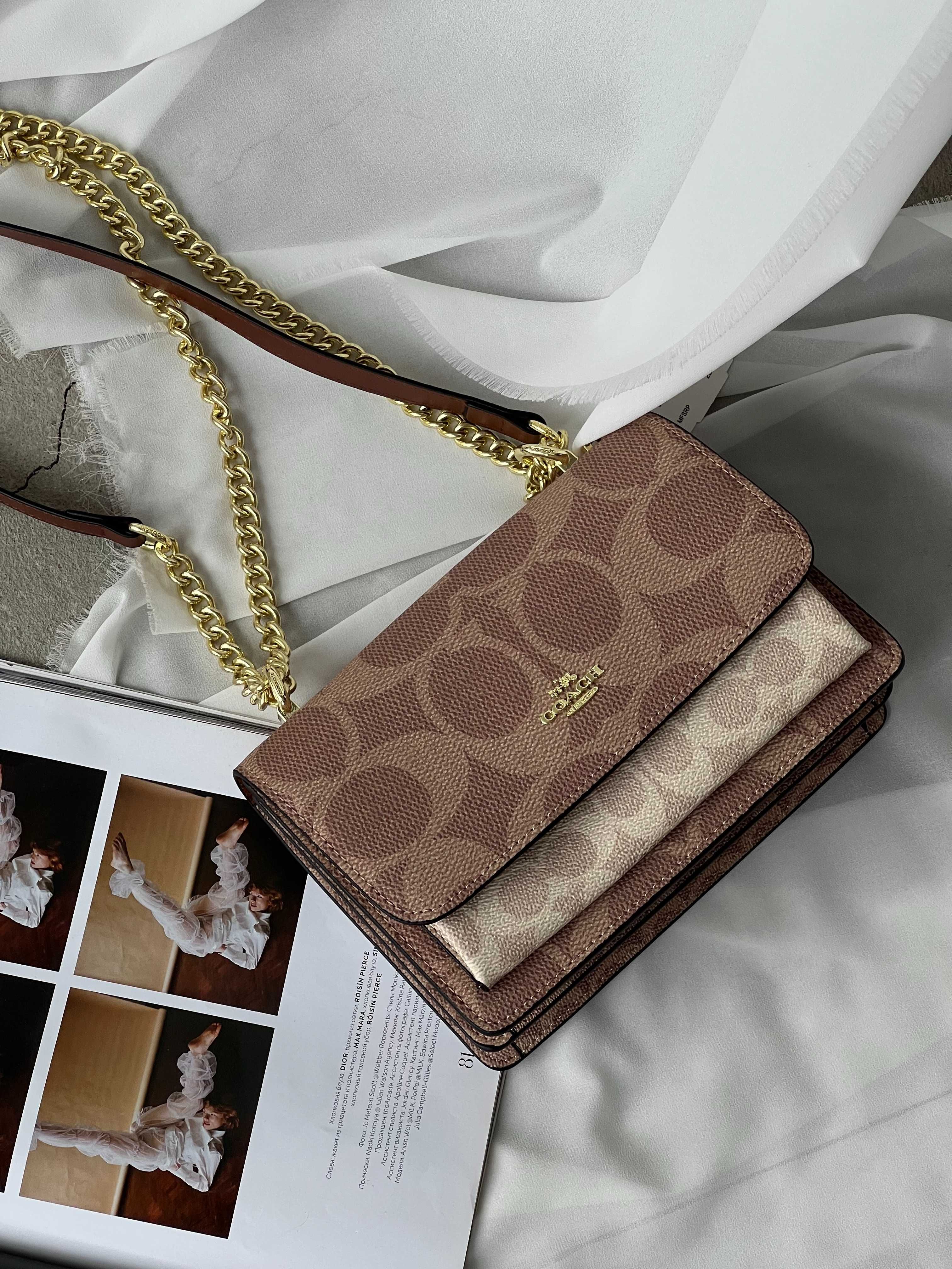 Сумка Coach Mini Klare Crossbody in Signature Canvas через плече Коуч
