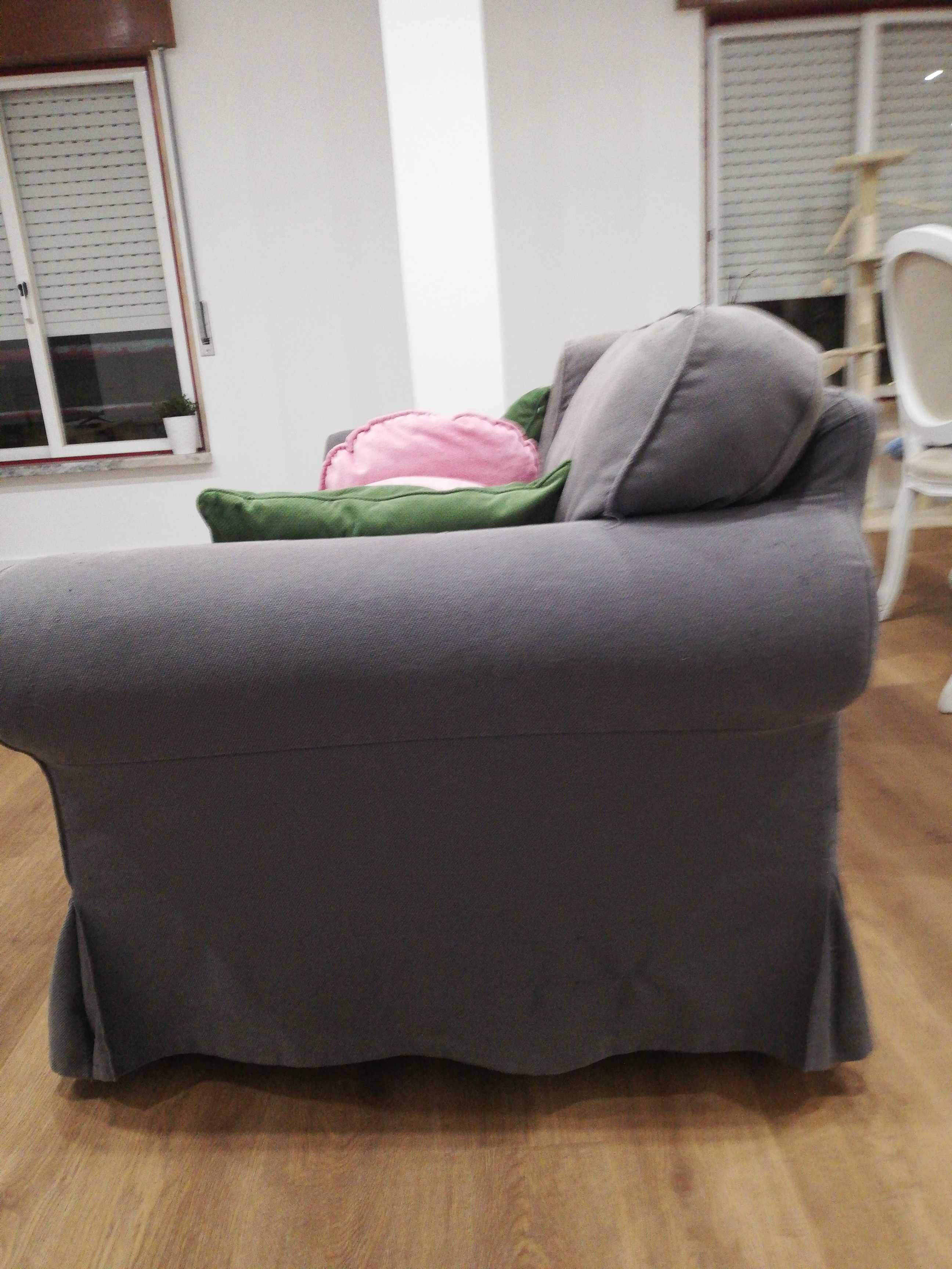 Sofá  com capa cinzento