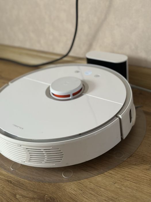 Робот пилесос , помощь по дому