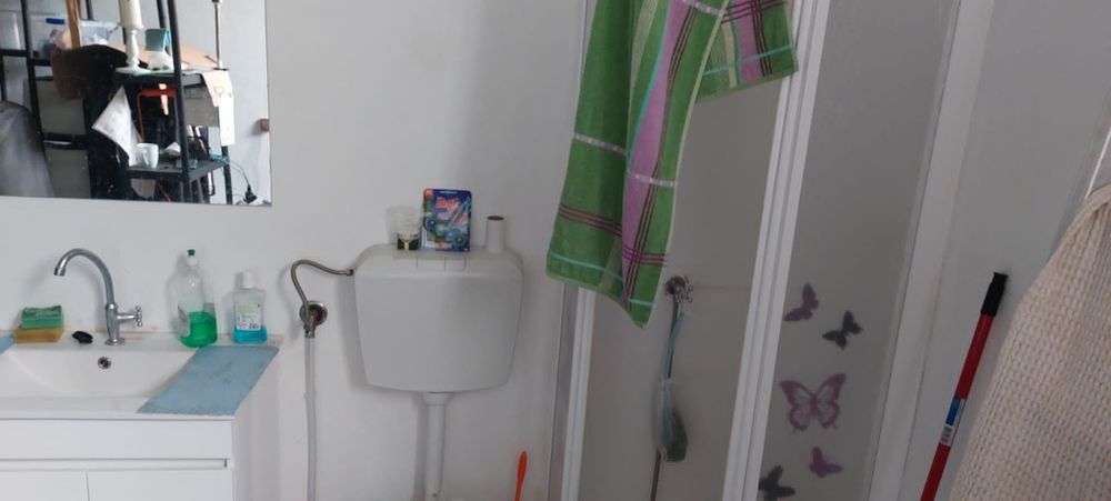 Garagem box com água, energia, wc, duche, pia/cozinha, casa de banho