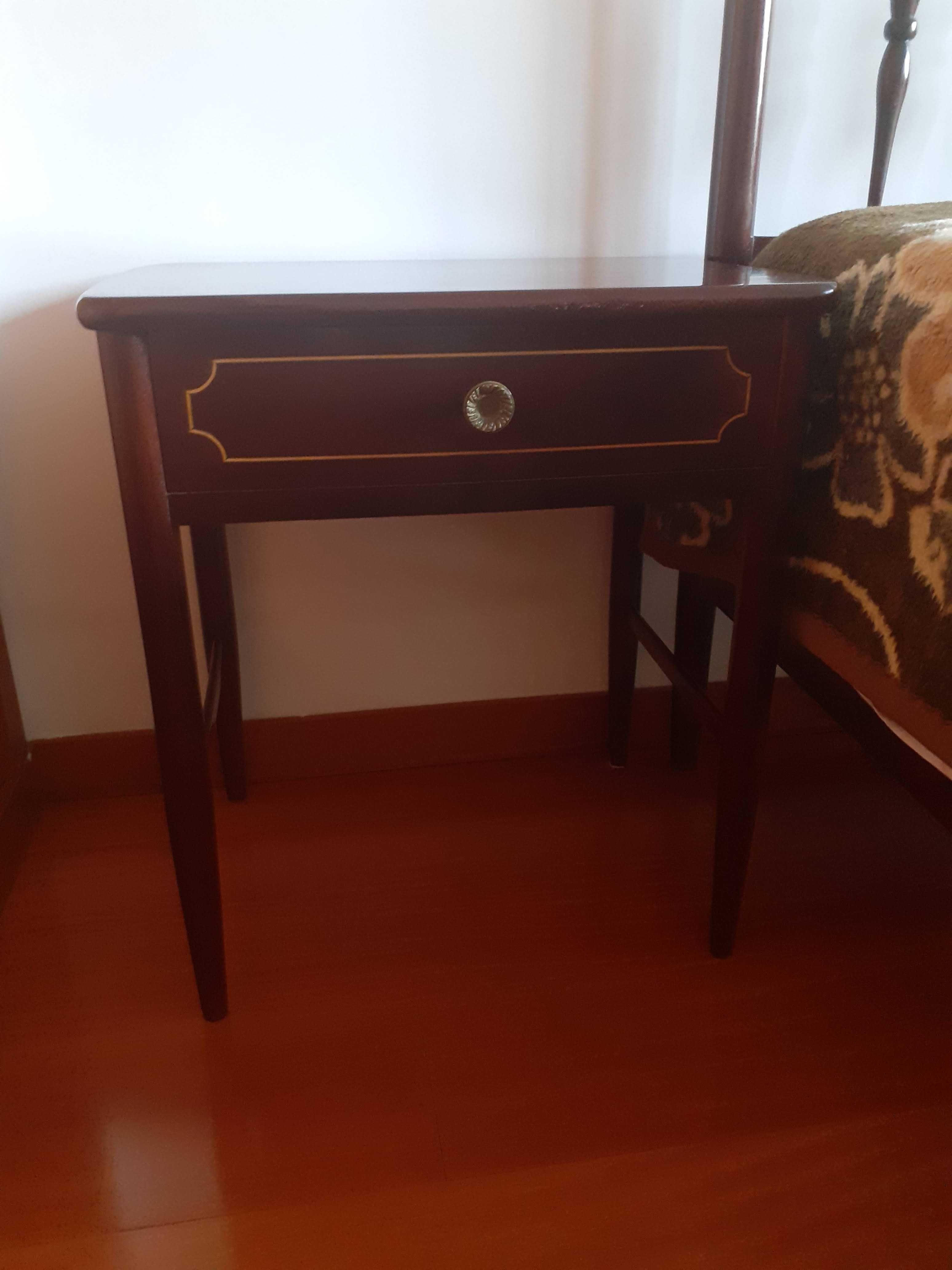 Mobília clássica VINTAGE - 2 Mesinhas de cabeceira