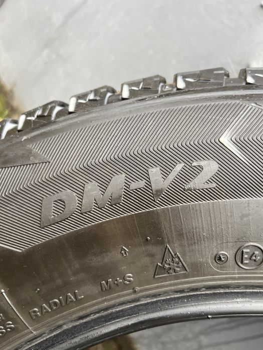 235.65.17 Продам резину в гарному стані