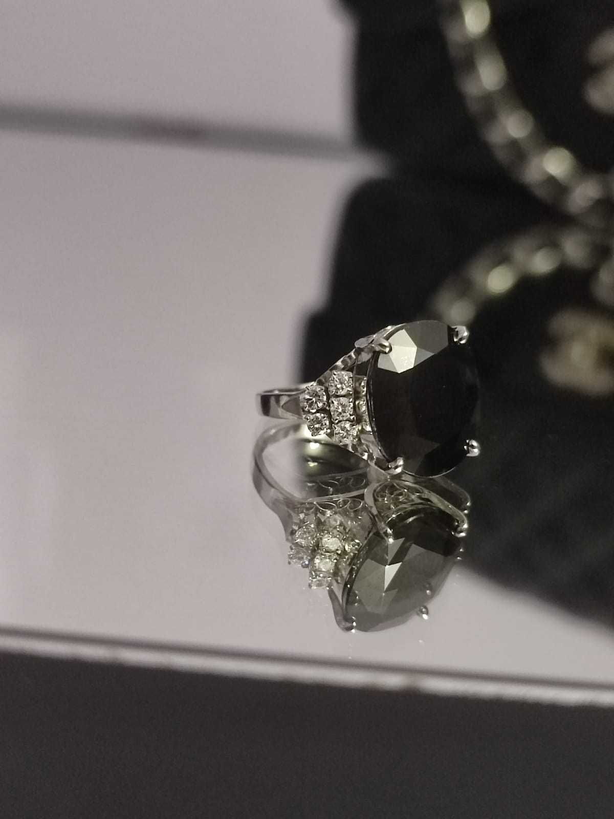 Pierścionek z naturalnym szafirem 12.50 CT i diamentami 0.39 CT