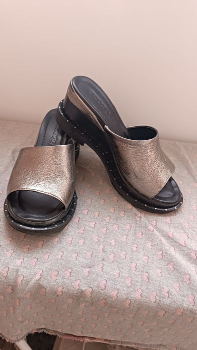 Шлёпанцы на танкетке