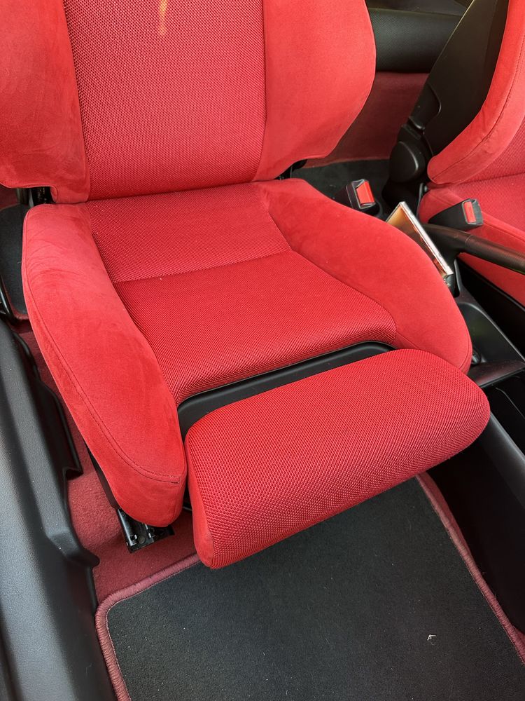 Fotele Recaro czerwone Civic type R