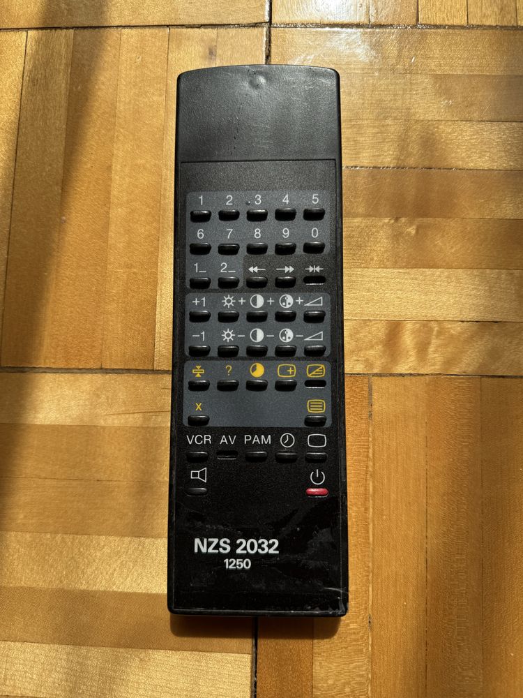 Pilot do telewizora NZS 2032 czarny Elemis 1250