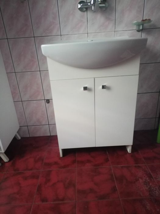 Meble łazienkowe z umywalką