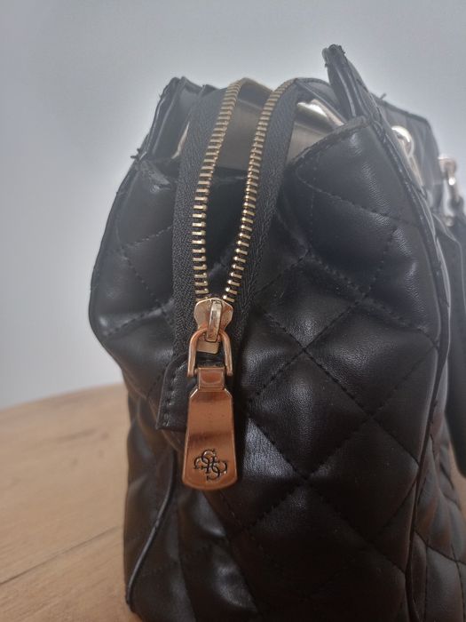 Torebka kuferek Guess czarna elegancka