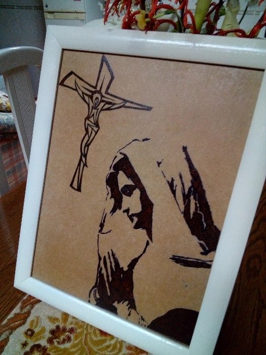 Quadro com imagem de nossa Senhora pirogravado