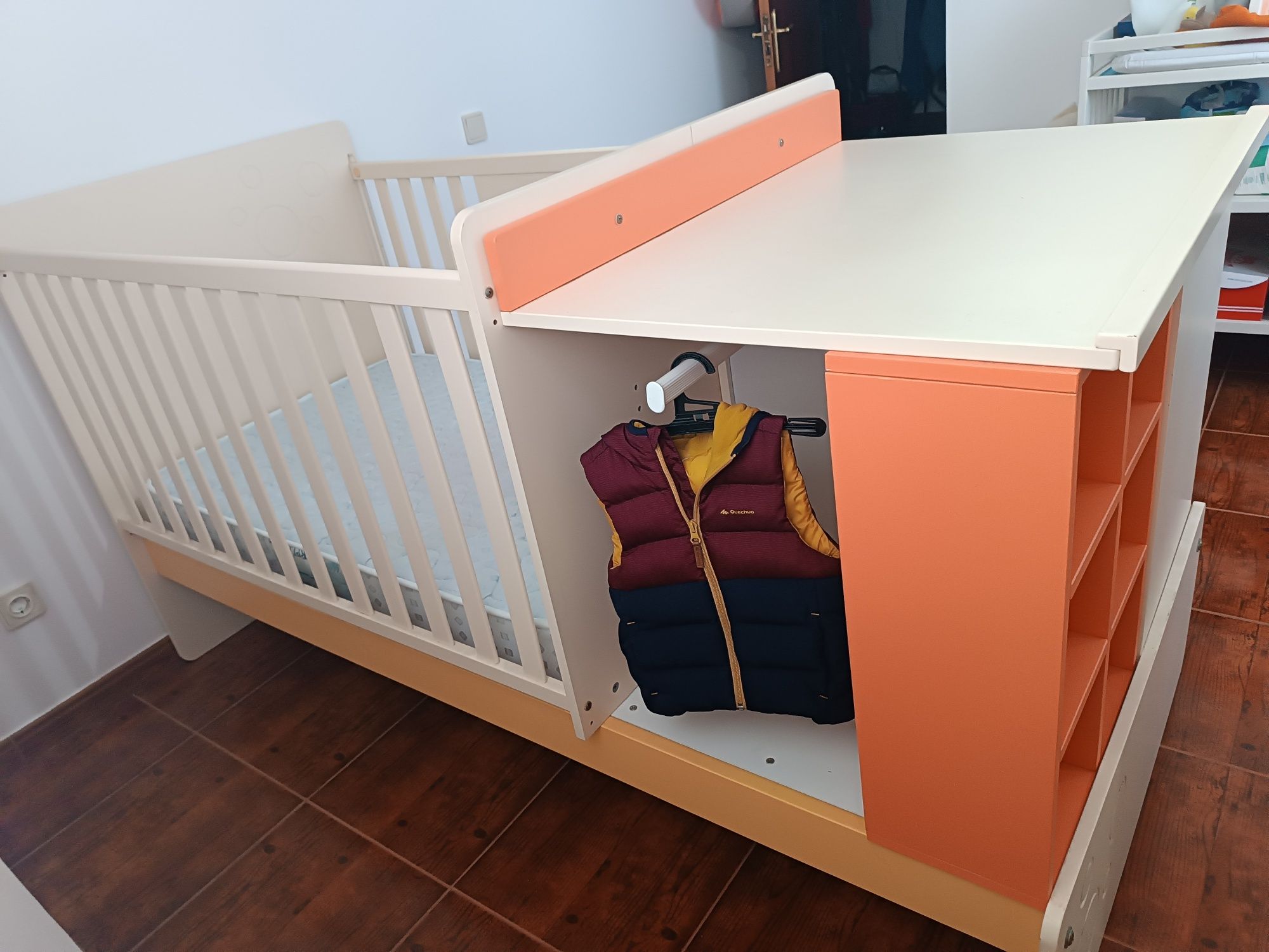 Berço de bebê convertível em cama