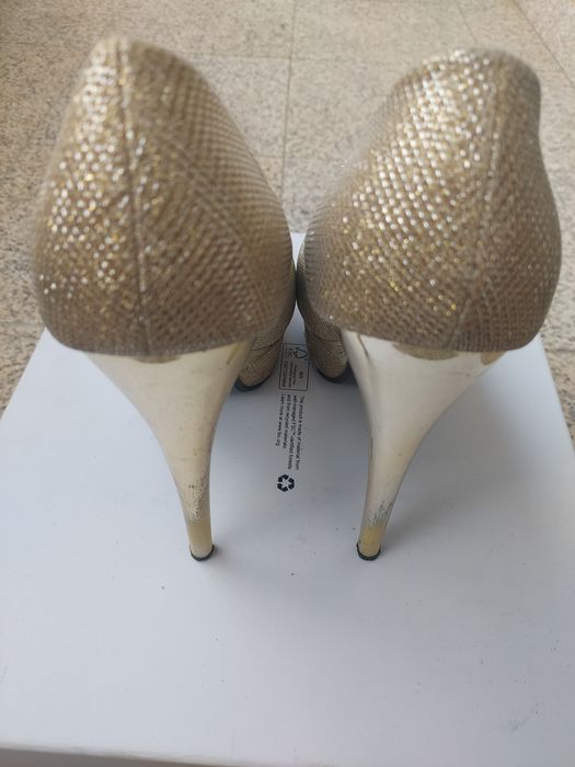 Sapatos dourados de senhora da S. Fashion