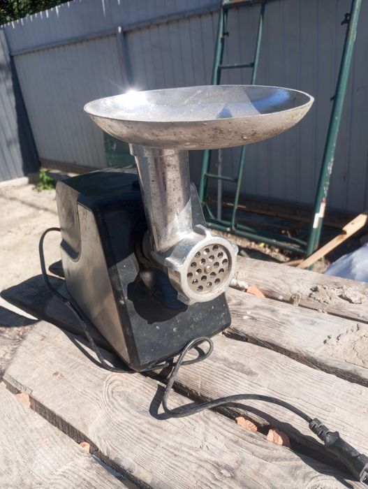 Электромясорубка новая ни разу не использовалась