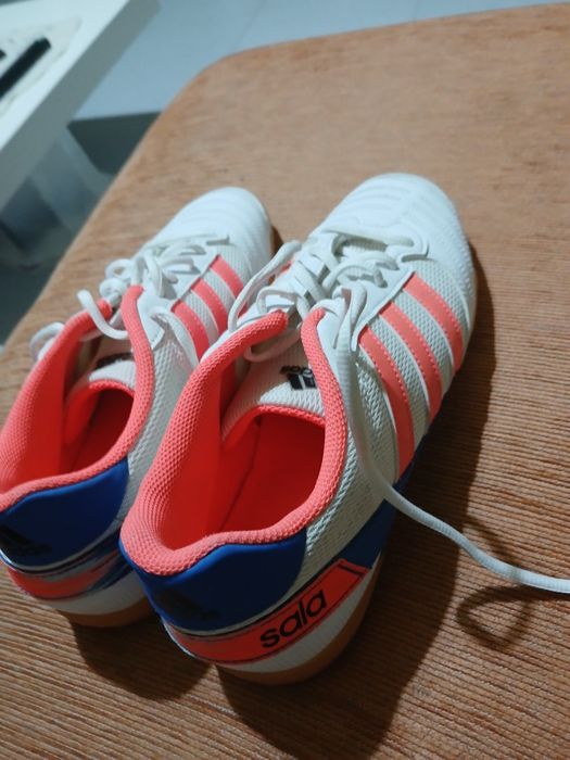 Chuteira da adidas branca e laranja