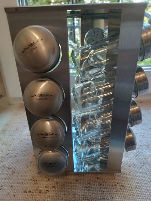 Продаю набір для спецій в гарному стані б/у ,підставка крутиться