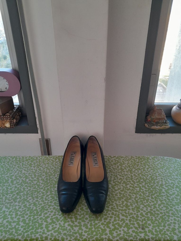 Vendo Sapatos de Senhora P.VERDI muito bonitos como novos