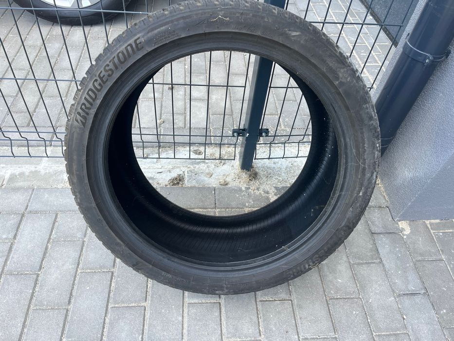 Komplet opon zimowych LM005 Bridgestone 275/35 R19 245/40 R19