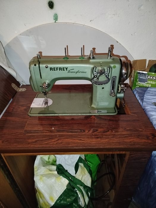 Máquina de costura refrey transforma
