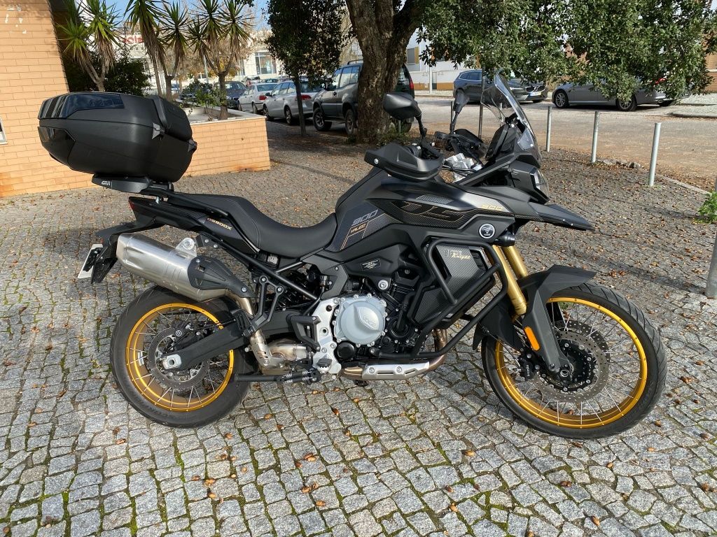 Voge 900 DSX Preta