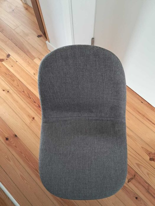 Cadeiras Cinzentas com Estrutura Metálica