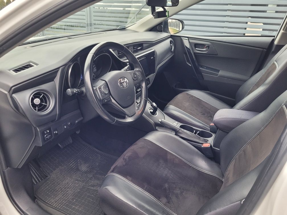 Toyota AURIS Hybrid 135 premium kombi 2017 przebieg 159000