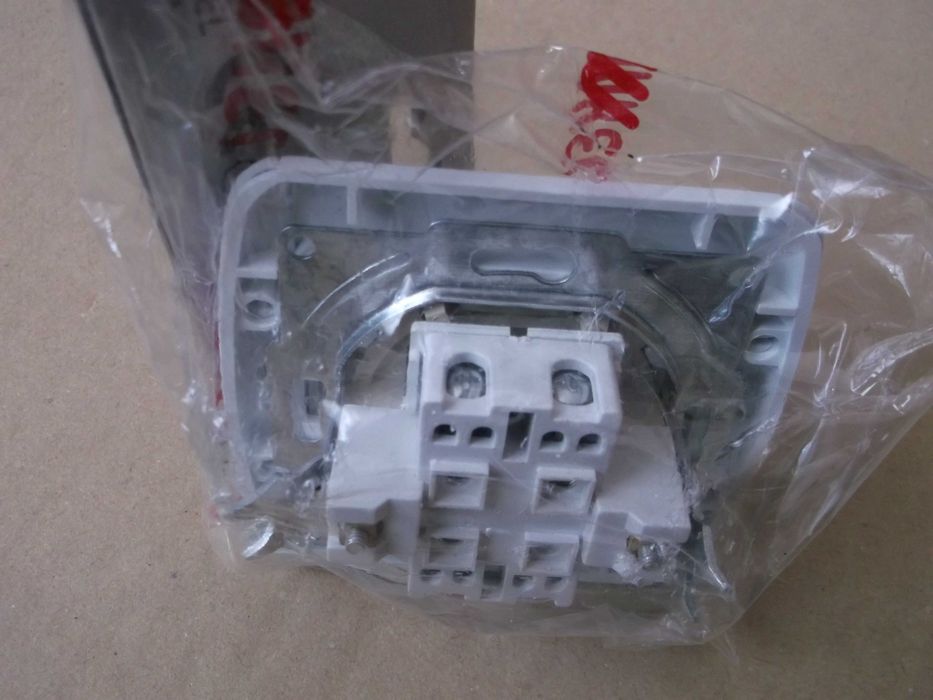 Wyłączniki oświetleniowe, skrzynka rozdzielcza, bezpieczniki topikowe