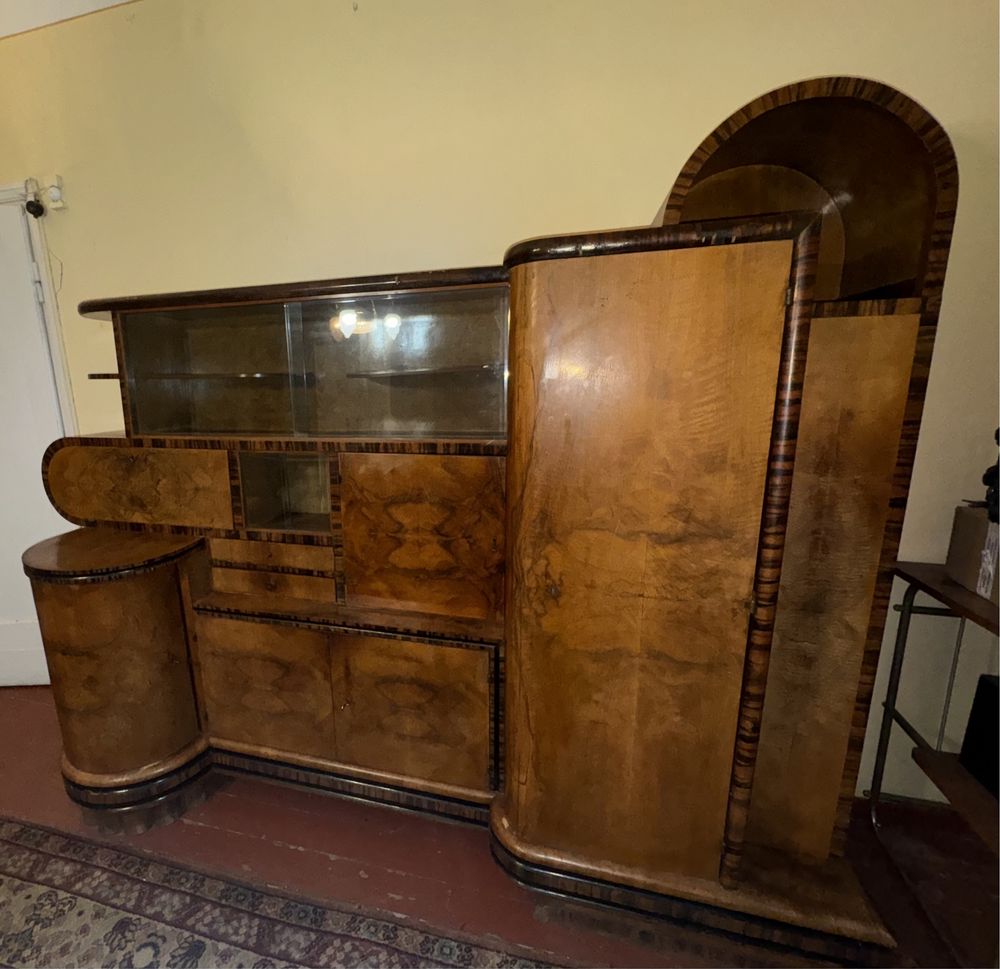 Kredens w stylu Art Deco – z lat 40. XX wieku.