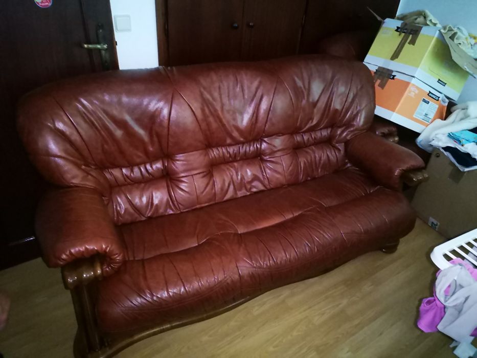 Sofá de cabedal praticamente novos