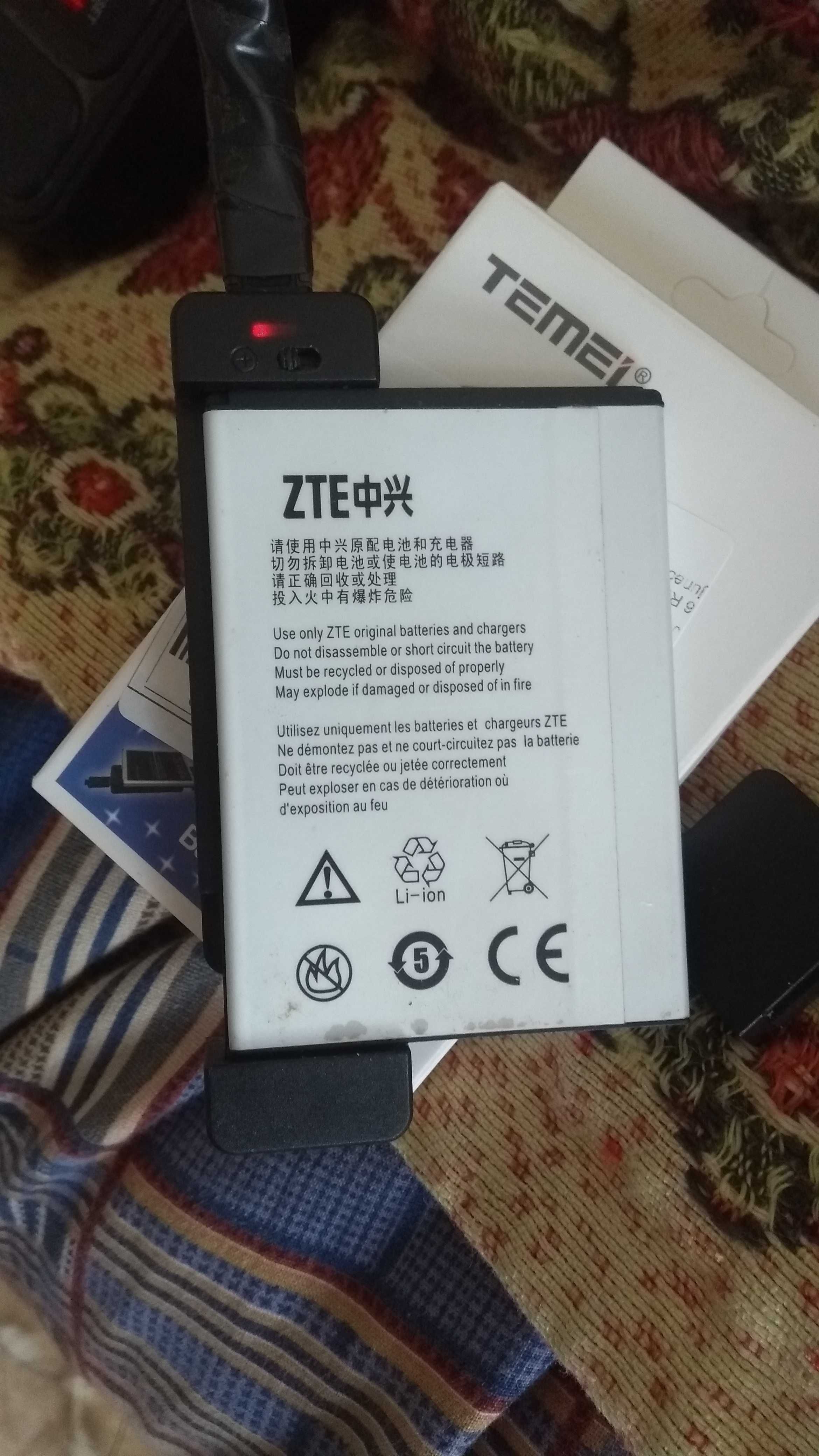 Универсальное зарядное устройство для аккумуляторов в телефон