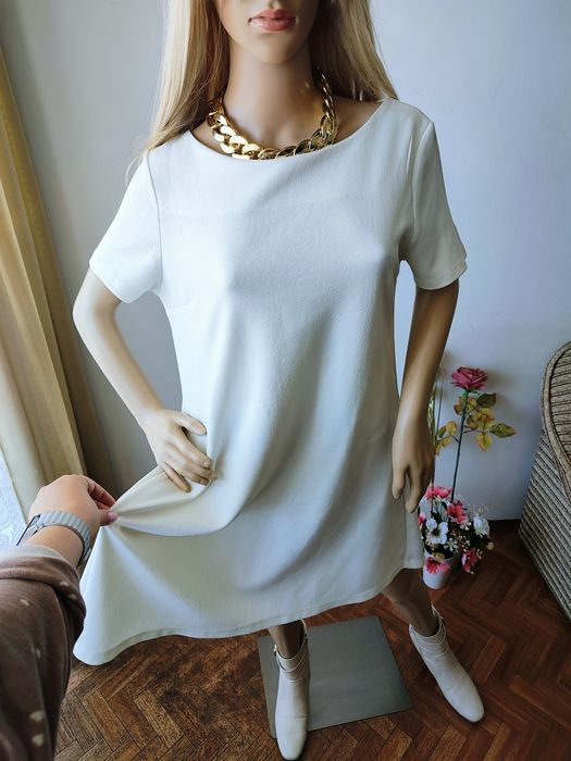 Elegancka kremowa sukienka MOON collection M minimalistyczna