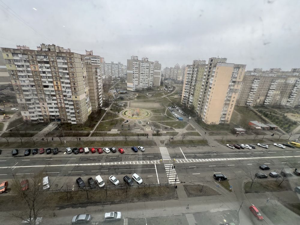 Троєщинські липки, Градинська 3, ТРЦ «Район»