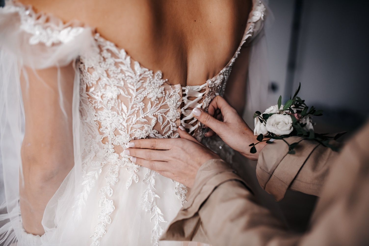 Bogato zdobiona suknia ślubna z trenem