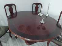 Mesa de sala em mogno está  em bom estado