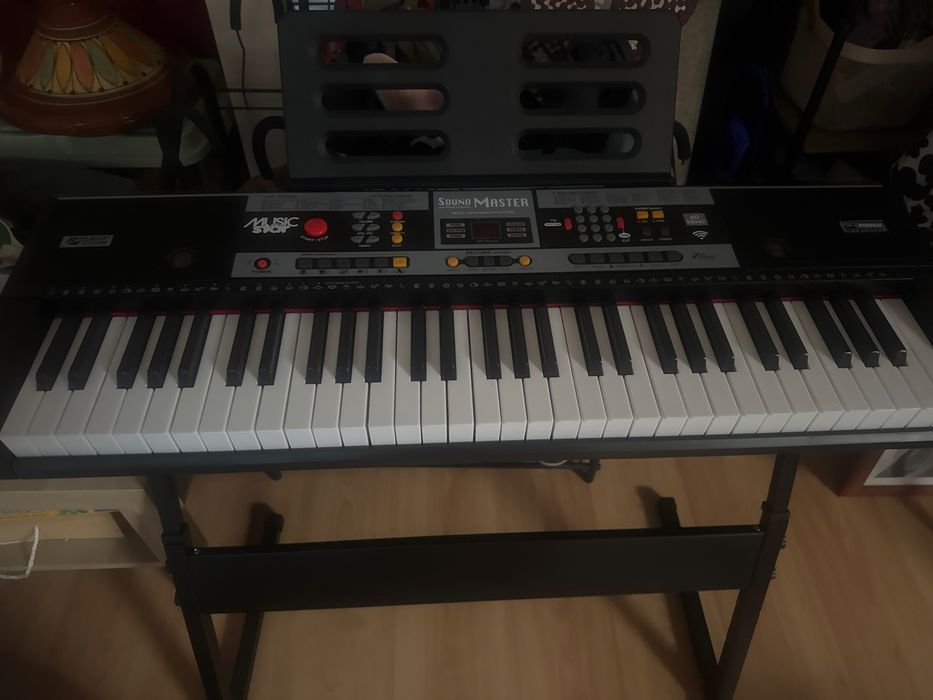 Piano impecavel com tripé