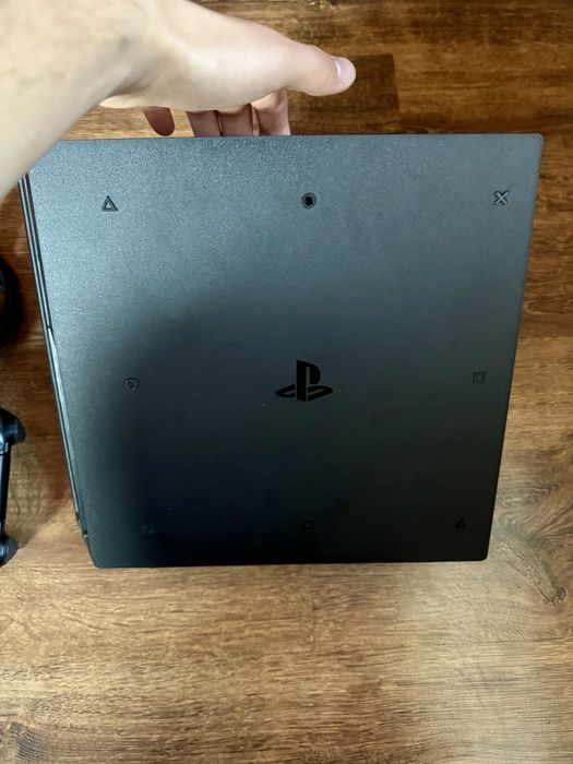 PS4 Pro 1TB z padem