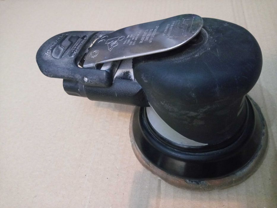 Lombardowski. Pneumatyczna szlifierka oscylacyjna Dynabrade MDL 56815