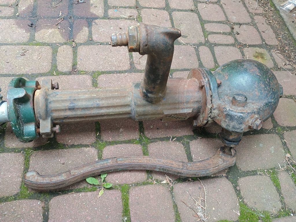 Starą pompa abisynka ogrodowa z kólą