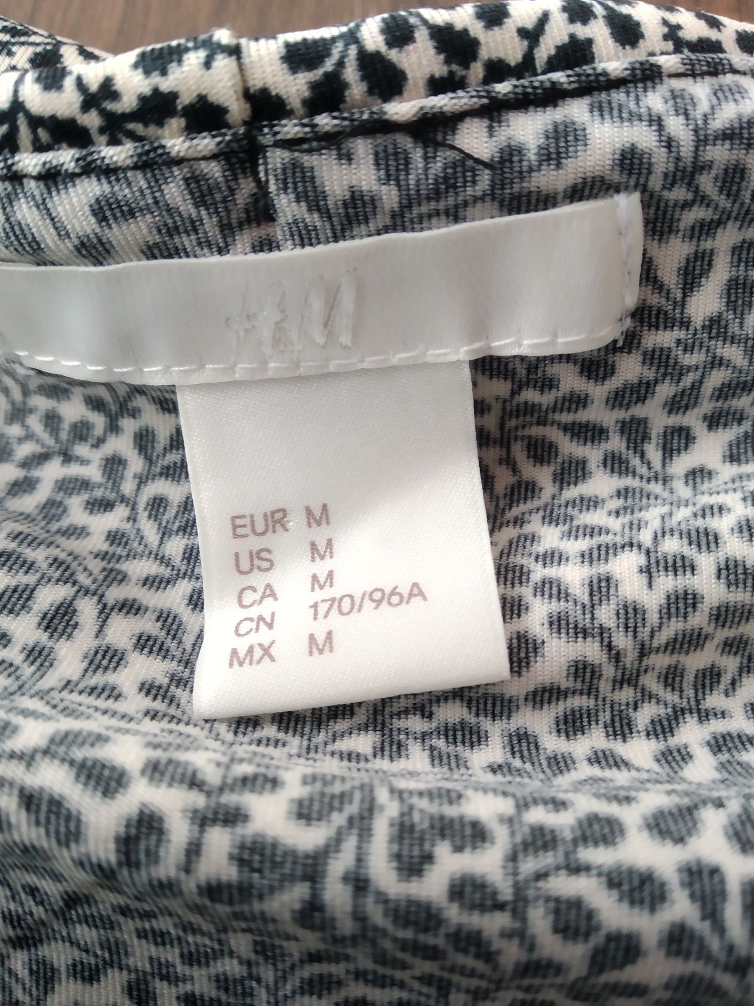 Bluzka H&M opadająca na ramiona M lejący dekolt