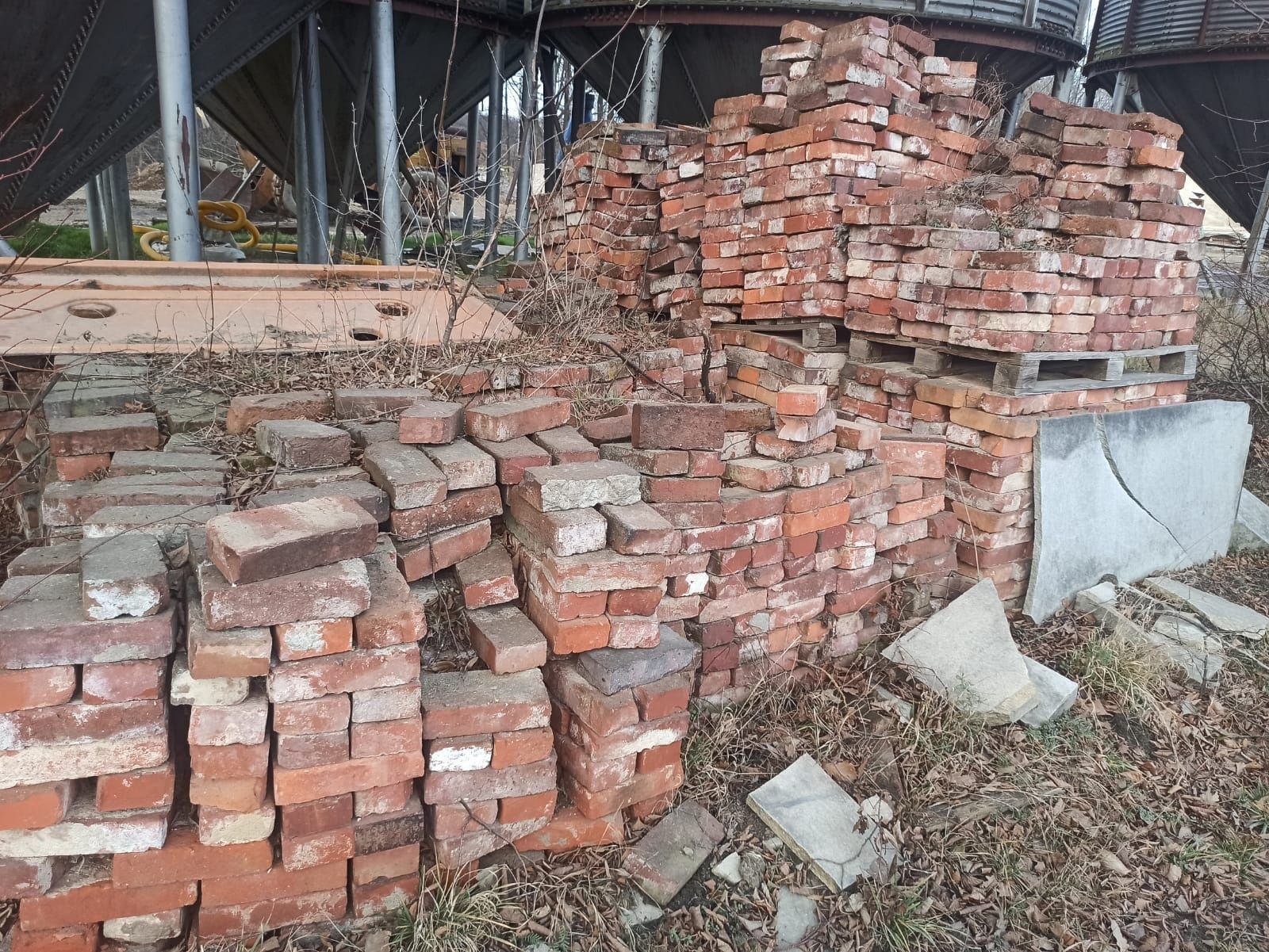 stare poniemieckie cegły po rozbiórkowe 30 tirów