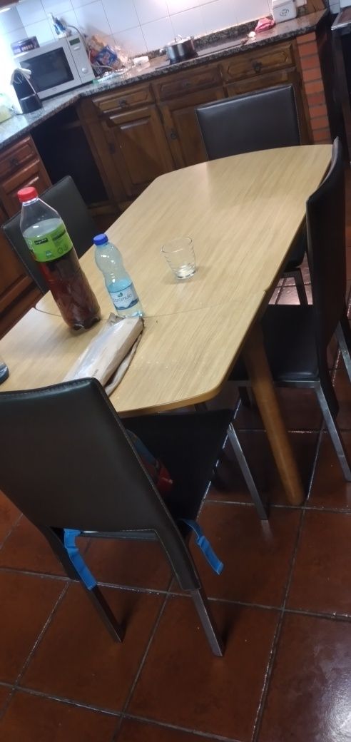 Vendo mesa com 4 cadeiras