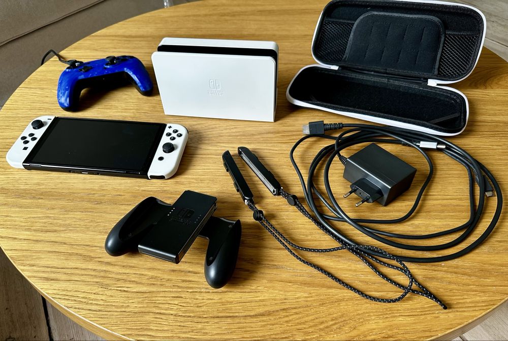 Nintendo Switch OLED Zestaw + pad + pokrowiec