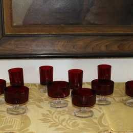 Copos e taças de pé alto em encarnado escuro . A 4€ e 5€ cada