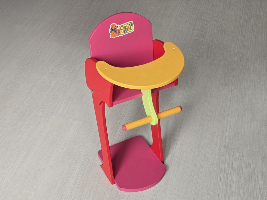 Lalka Baby born plus komplet drewnianych mebli zabawkowych dla lalek.