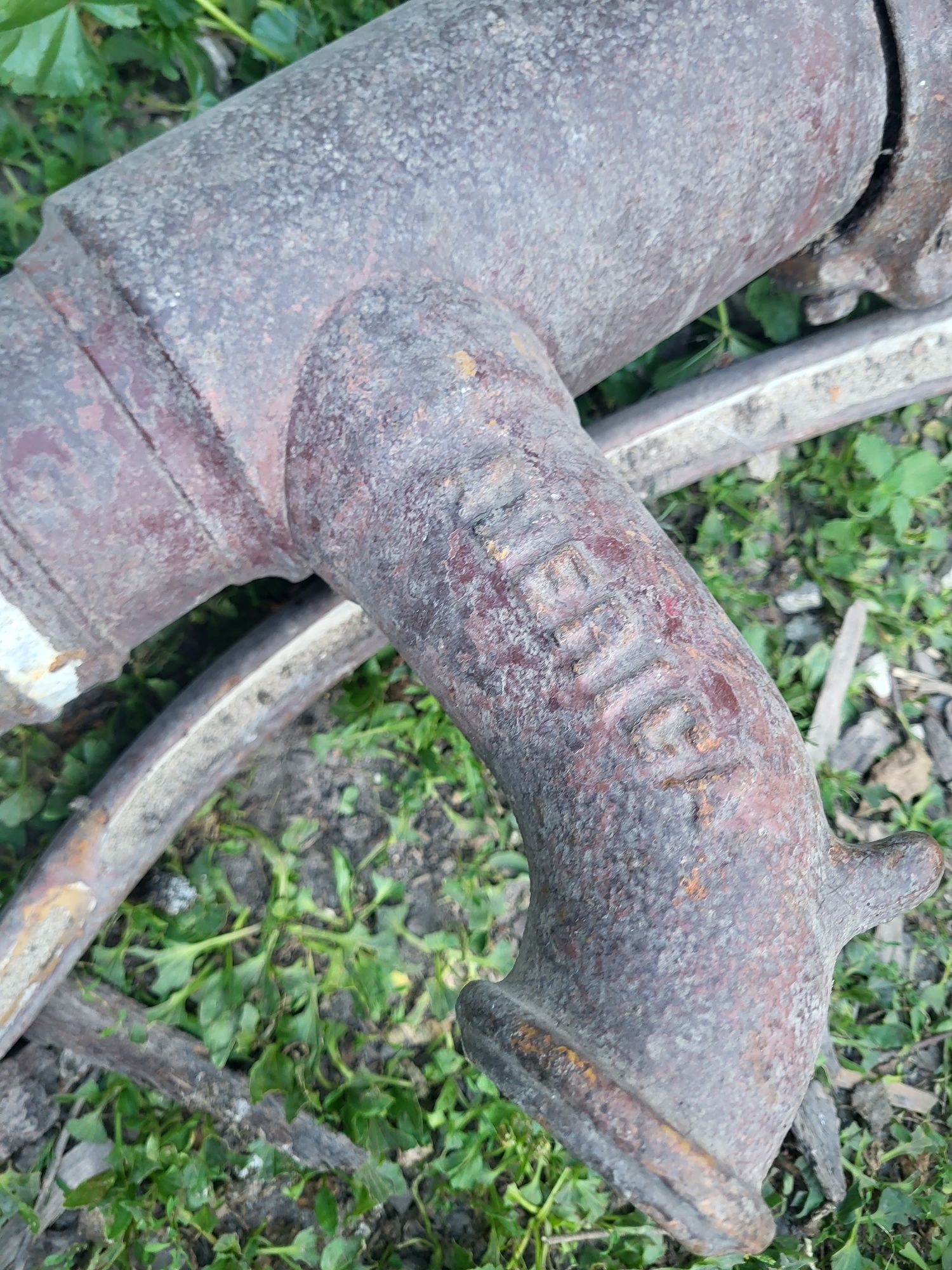 Stara żeliwna pompa ręczna abisyńska