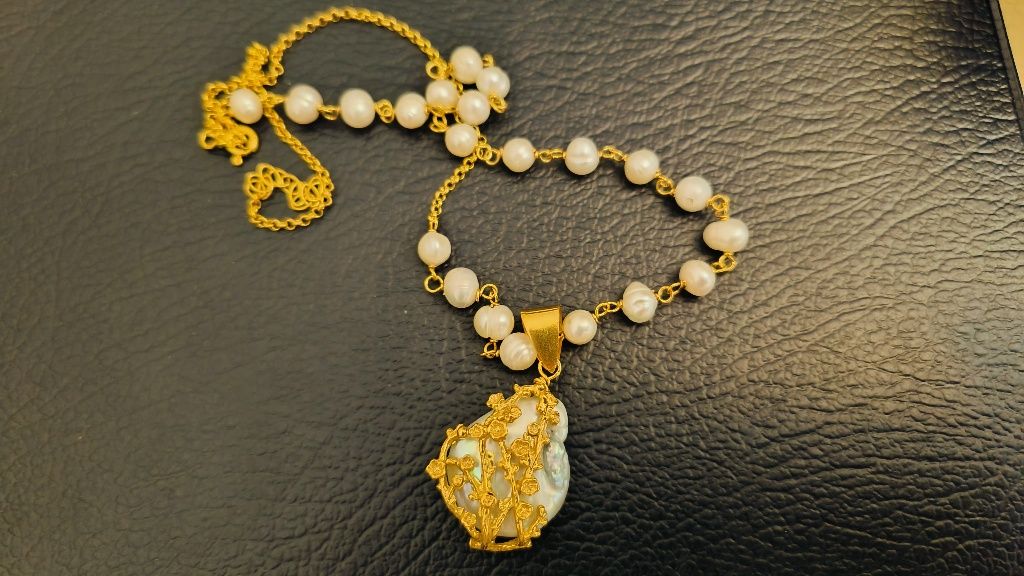 Colar com pérolas