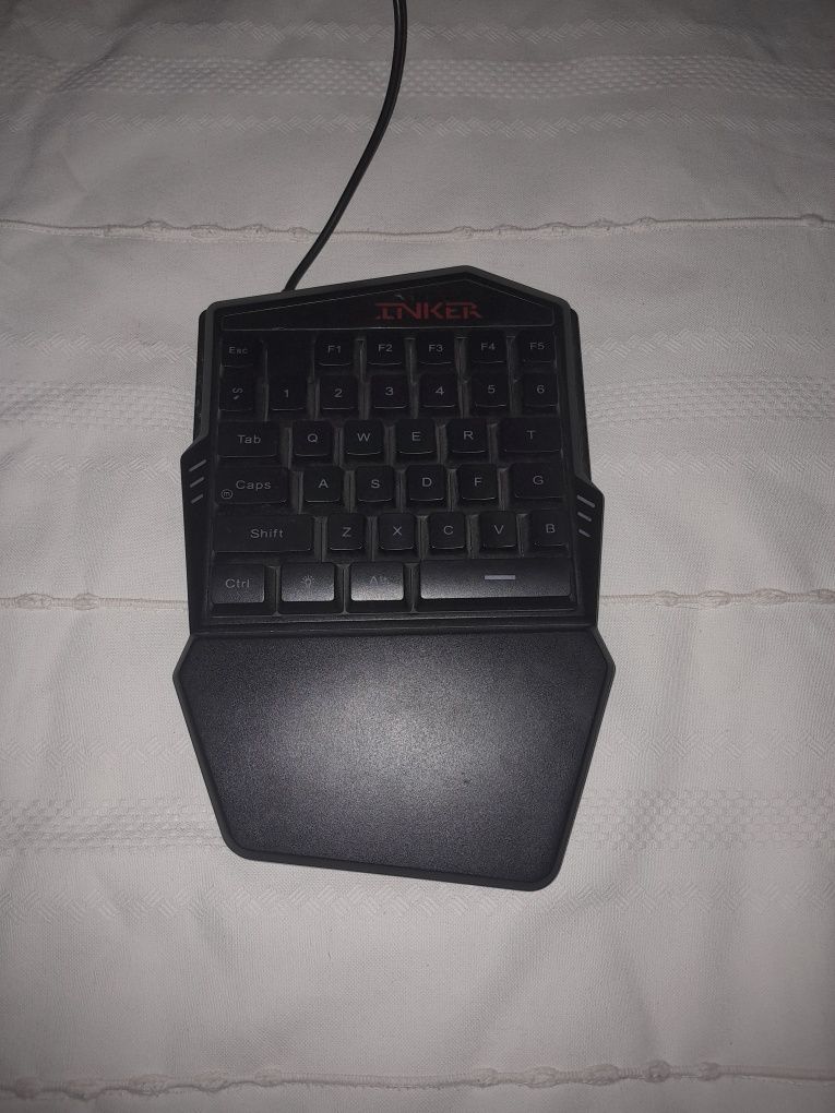 Teclado gamer de uma mão.