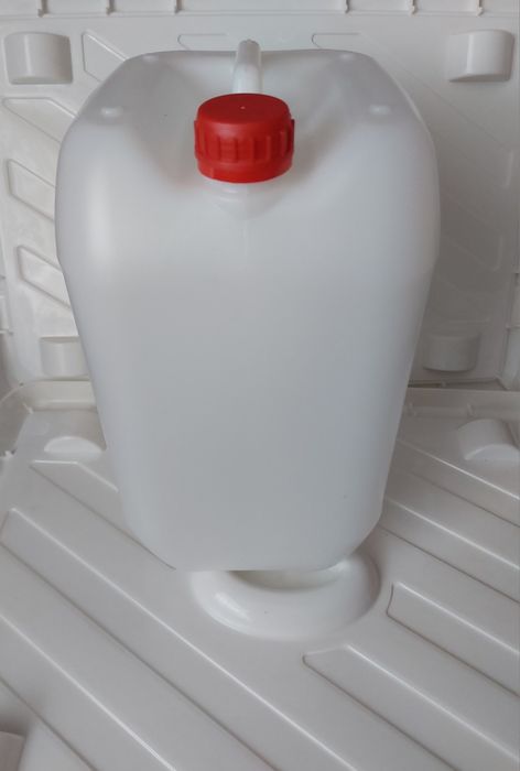 Каністра пластикова на 10 л. для води.