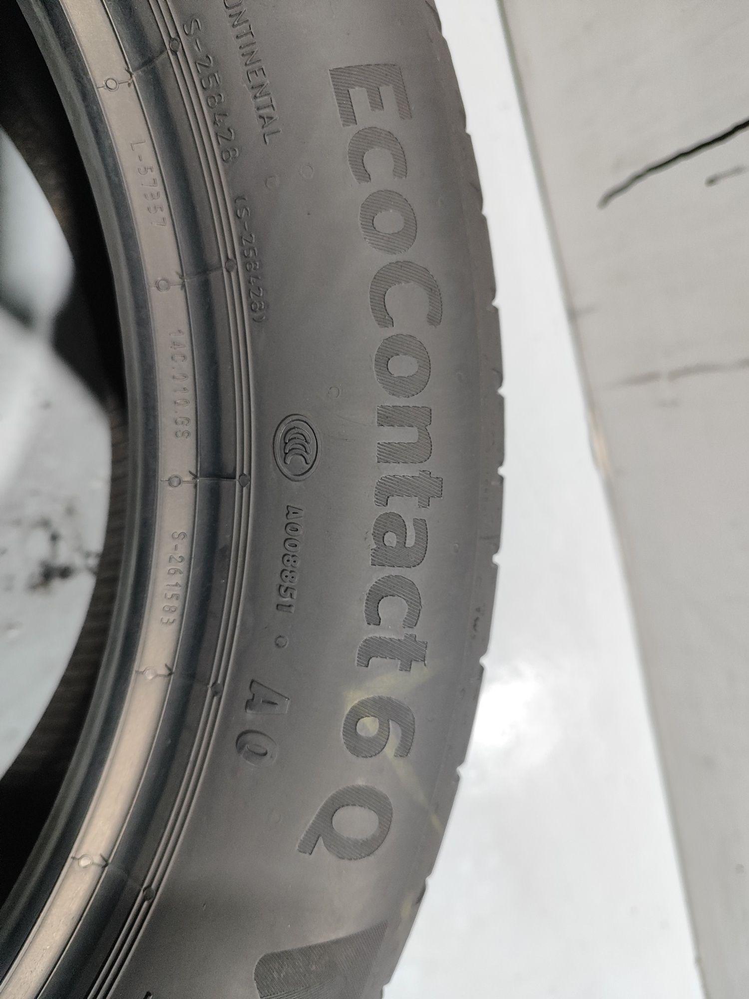 2 pneus semi novos 215-50R18 Continental - Oferta dos Portes