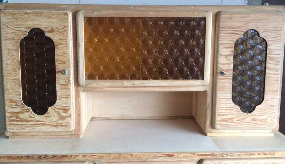 Drewniany kredens kuchenny
